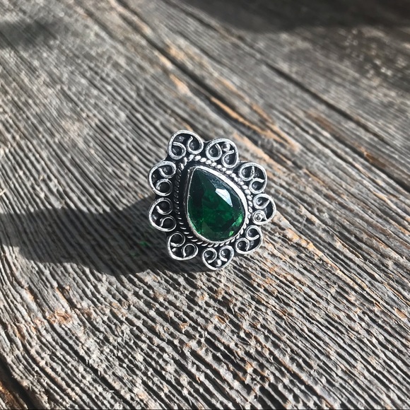 Silver plated emerald green quartz boho cocktail ring with filigree scrollwork - Picture 2 of 11